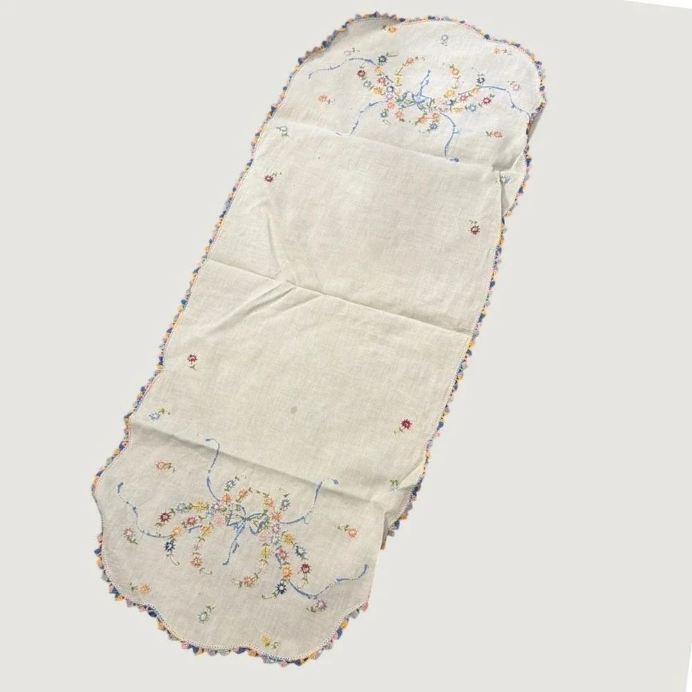 Vintage Hand Embroidered Floral Linen Table Runner Scalloped Crochet Lace Edge